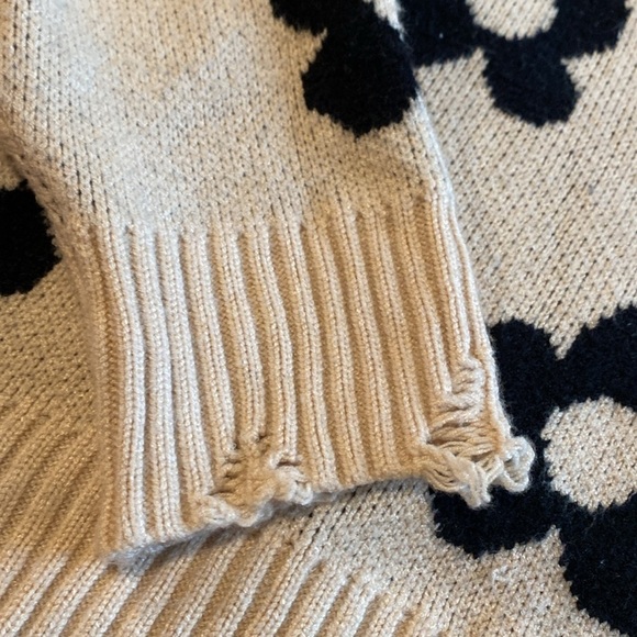 Bailey Rose Distressed Flower V Neck Sweater Soze XS in Like New Condition - Picture 5 of 8